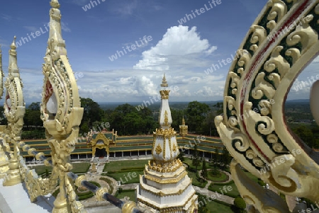 Der Grosse Tempel oder Chedi Phra Maha Chedi Chai Mongkhon auf einem Huegel bei Roi Et in der Provinz Roi Et nordwestlich von Ubon Ratchathani im nordosten von Thailand in Suedostasien.