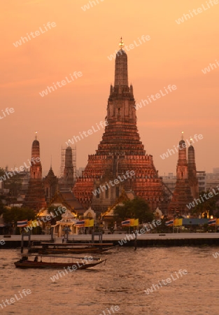 Die Tempelanlage des Wat Arun am Mae Nam Chao Phraya River in der Hauptstadt Bangkok von Thailand in Suedostasien.