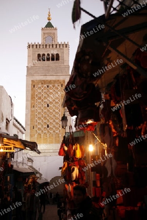 Afrika, Nordafrika, Tunesien, Tunis
Die Grosse Moschee Zaytouna mit einer Marktgasse in der Medina oder  Altstadt der Tunesischen Hauptstadt Tunis. 






