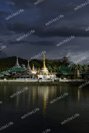 Der Tempel Wat Jong Kham und Jong Klang am See Nong Jong Kham im Dorf Mae Hong Son im norden von Thailand in Suedostasien.