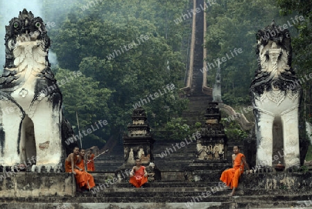 Der untere Teil des Tempel Wat Phra That Doi Kong Mu ueber dem Dorf Mae Hong Son im norden von Thailand in Suedostasien.