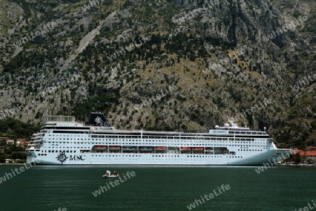 Europa, Osteuropa, Balkan. Montenegro, Mittelmeer, Adria, Kotor, Bucht von Kotor, Bucht, Altstadt, Kreuzfahrt, Schiff,    