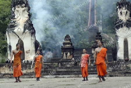 Der untere Teil des Tempel Wat Phra That Doi Kong Mu ueber dem Dorf Mae Hong Son im norden von Thailand in Suedostasien.