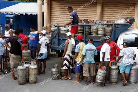 Suedamerika, Karibik, Venezuela, Nord, Choroni, National Park Hanri Pittier, Landwirtschaft, Arbeit, Gas, Energie, Umwelt, Warten, Anstehen, Transport, Bergdorf, Wochenlieferung, Handel,  Wirtschaft, Mann