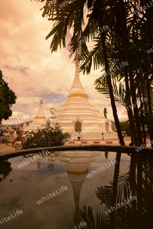 Der Tempel Wat Phra That Doi Kong Mu ueber dem Dorf Mae Hong Son im norden von Thailand in Suedostasien.