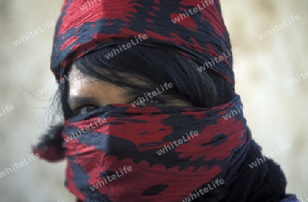 Eine Beduinen Frau in Palmyra in der Wueste Faydat in Syrien im Mittleren Osten in Arabien.