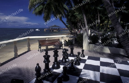 Ein Hotel an einem Traumstrand auf der Insel Praslin der Inselgruppe Seychellen im Indischen Ozean in Afrika.