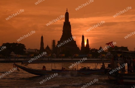 Die Tempelanlage des Wat Arun am Mae Nam Chao Phraya River in der Hauptstadt Bangkok von Thailand in Suedostasien.