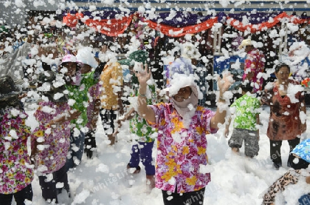 Das Songkran Fest oder Wasserfest zum Thailaendischen Neujahr ist im vollem Gange in Ayutthaya noerdlich von Bangkok in Thailand in Suedostasien.  