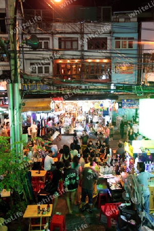 Werbung und das Alltagsleben in der Khao San Road in Bangkok der Hauptstadt von Thailand in Suedostasien.  