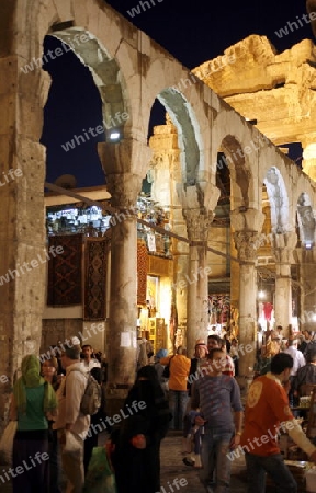 Eine Gasse mit Geschaeften im Souq in der Altstadt der Syrischen Hauptstadt Damaskus