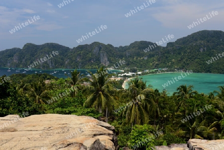 The view from the Viewpoint on the Town of Ko PhiPhi on Ko Phi Phi Island outside of the City of Krabi on the Andaman Sea in the south of Thailand. 