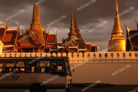 Das Tempelgelaende in der Abendstimmung mit dem Wat Phra Keo beim Koenigspalast im Historischen Zentrum der Hauptstadt Bangkok in Thailand. 