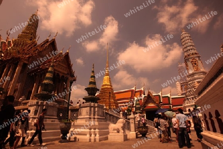 Die Tempelanlage des Wat Phra Kaew in Banglamphu in Bangkok der Hauptstadt von Thailand in Suedostasien.  