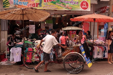 Menschen auf dem Grossen Lebensmittelmarkt von Talat Warorot in Chiang Mai im Norden von Thailand