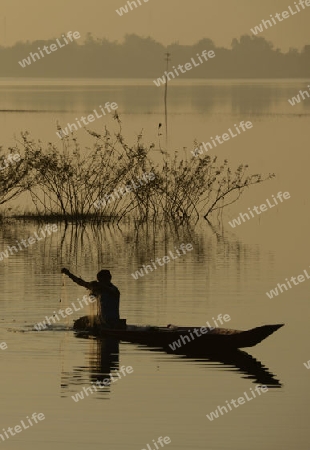 Ein Fischer auf dem See in Amnat Charoen im Isan im osten von Thailand,