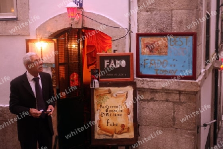 Eines von mehreren Fado Lokalen mit Live Fadomusik und gutem Essen im Quartier Alfama in der Altstadt von Lissabon  in Portugal.