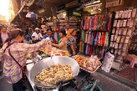 Der Alltag im China Town im Zentrum der Hauptstadt Bangkok in Thailand. 