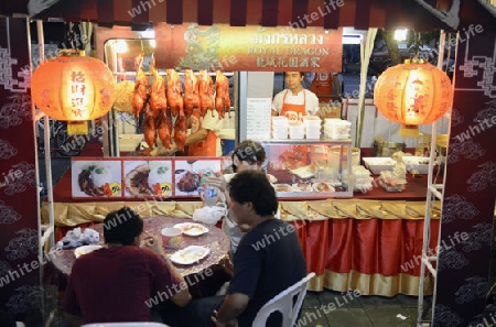 Eine thailaendische Strassenkueche in der Hauptstadt Bangkok von Thailand in Suedostasien.