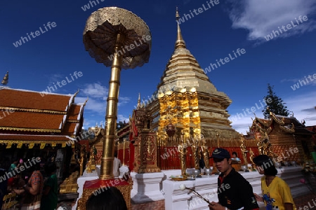 Der Chedi der Tempel Anlage des Wat Phra That Doi Suthep bei Chiang Mai in der Provinz Chiang Mai im Norden von Thailand in Suedostasien.