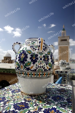 Afrika, Nordafrika, Tunesien, Tunis
Die Grosse Moschee Zaytouna von einer Dachterasse in der Medina oder  Altstadt der Tunesischen Hauptstadt Tunis. 






