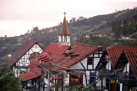 Amerika, Suedamerika, Venezuela, Deutsche Kolonie, Colonia Tovar, Bergdorf,  Die nach Schwarzwaelderstil gebauter Dorfkirche mit dem Dorfzentrum im Bergdorf Colonia Tovar der ehemaligen Deutschen Kollonie aus dem Schwarzwald in der Tropischen Bergl