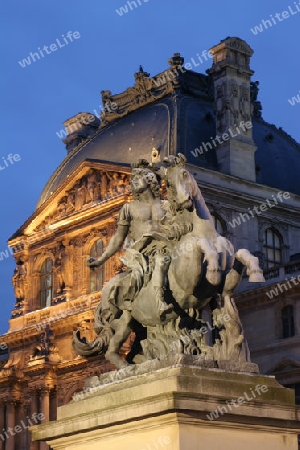 Paris - Sklptur vor Louvre