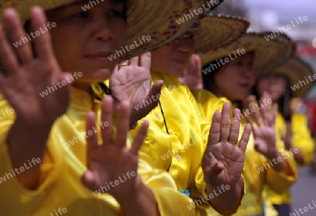 Eine traditionelle Tanz Gruppe zeigt sich an der Festparade beim Bun Bang Fai oder Rocket Festival in Yasothon im Isan im Nordosten von Thailand. 