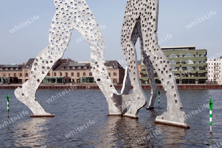 Berlin Osthafen ? Molecule Man am Treptower Spreeufer