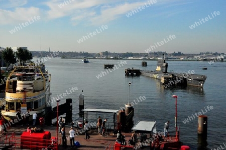 Idylle mit U-Boot am Fluss