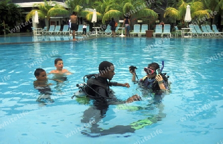 
Eine Tauchschule an der Insel Velavaru im Southmale Atoll auf den Inseln der Malediven im Indischen Ozean. FLUEELER)