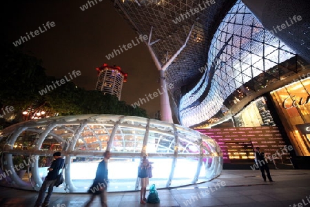 Der Eingang zum ION Orchard Einkaufszentrum an der Orchard Road in Singapur im Inselstaat Singapur in Asien. 