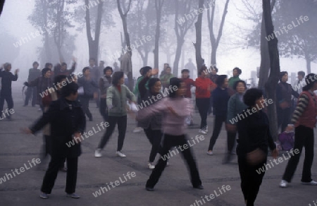 people making Tai Chi in the morning in the city of Chengdu in the provinz Sichuan in centrall China.