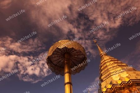 Der Chedi der Tempel Anlage des Wat Phra That Doi Suthep bei Chiang Mai in der Provinz Chiang Mai im Norden von Thailand in Suedostasien.