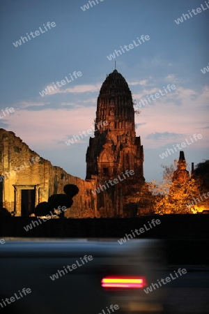 Der Wat Ratburana Tempel in der Tempelstadt Ayutthaya noerdlich von Bangkok in Thailand.