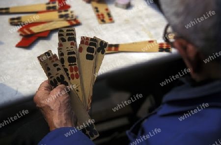 Older people play chinese games in a parc in the city of Chengdu in the provinz Sichuan in centrall China.