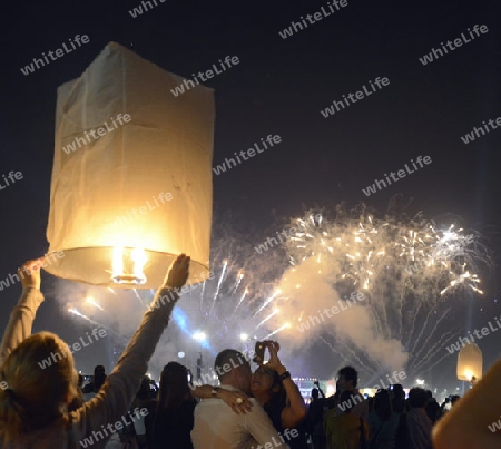 Die Menschen feiern den Jahreswechsel ueber Neujahr beim Sanam Luang Park in Banglamphu der Hauptstadt Bangkok von Thailand in Suedostasien.