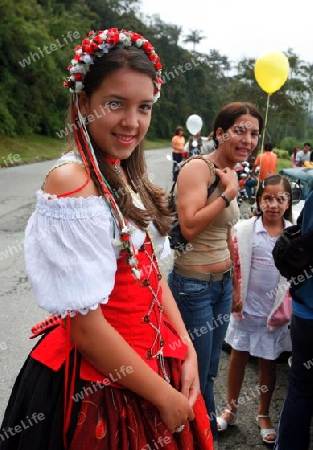 Amerika, Suedamerika, Venezuela, Deutsche Kolonie, Colonia Tovar, Bergdorf,  Frauen in Tracht beim traditionellen Patronsfest des Heiligen Martin am Martinstag 11.November 2008 mit Deutschen Folkstaenzen und Deutschen Trachten im Bergdorf Colonia T