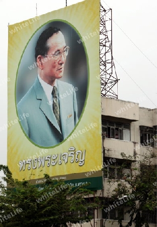 Ein Plakat des Thailaendischen Koenig Bhumibol im Zentrum von Bangkok der Hauptstadt von Thailand in Suedostasien.  