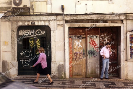 Eine Fassade in einer Gasse in der Innenstadt der Hauptstadt Lissabon in Portugal.     