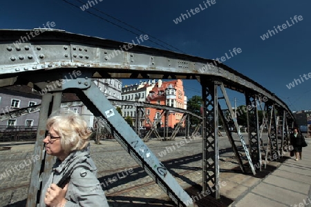 Eine Staalbruecke ueber dem Fluss Oder in der Innenstadt von Wroclaw oder Breslau im westen von Polen.  