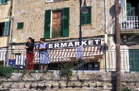 Das Fischerdorf Port de Soler mit einem kleinen Supermarkt im Februar im Norden der Insel Mallorca einer der Balearen Inseln im Mittelmeer.   