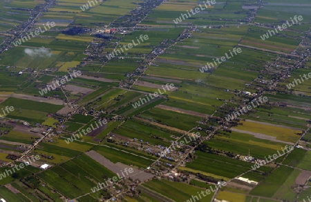 Sicht von einem Flugzeug auf dem Flug ueber Chiang Mai im norden von Thailand in Suedostasien.