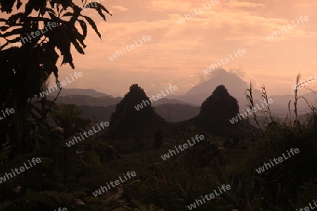 Die Landschaft in der Bergregion beim Dorf Kasi an der Nationalstrasse 13 zwischen Vang Vieng und Luang Prabang in Zentrallaos von Laos in Suedostasien.