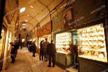 Eine Gasse im Souq oder Bazzar in der Altstadt  von Tunis am Mittelmeer in Tunesien in Nordafrika..