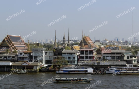 Die Tempelanlage des Wat Arun am Mae Nam Chao Phraya River in der Hauptstadt Bangkok von Thailand in Suedostasien.