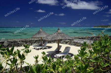 Ein Sandstrand an der Westkueste von Mauritius im Indischen Ozean. 