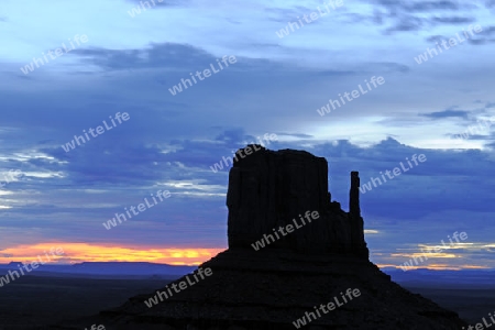 "West Buttes" bei Sonnenaufgang, Monument Valley, Arizona, USA