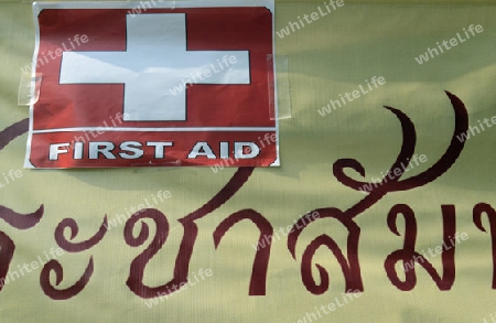 Der Samariter Stand mit einem weissen Kreuz bei einem Fest im Santichaiprakan Park am Mae Nam Chao Phraya in der Hauptstadt Bangkok von Thailand in Suedostasien.