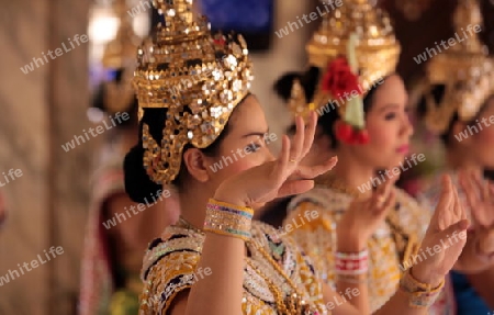 Ein Traditioneller Tanz im Erewan Schrein in der Th Phra Ram 1 Road beim Siam Square in Bangkok der Hauptstadt von Thailand in Suedostasien.